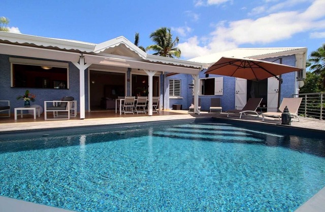 Villa Tillandsia, 3 bedrooms, 2 bathrooms, swimming pool, sea view, 5 minutes' walk from the beach.