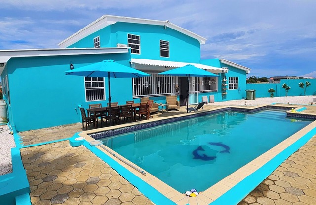 Villa Turquoise Curaçao: Central location, elevated with great views.