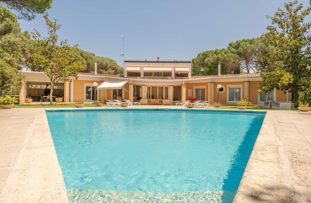Villa up to 14 people to play PGA Golf. With pool, billiards and table football