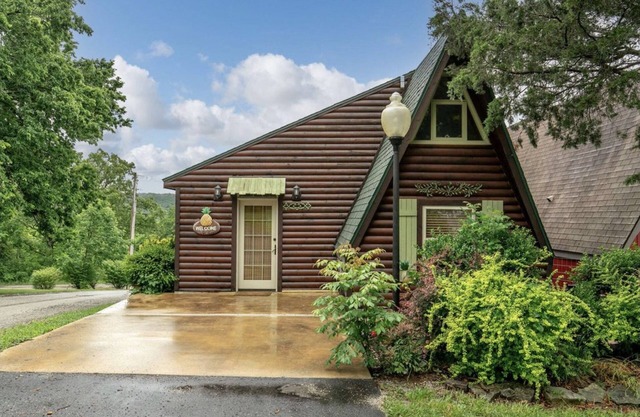Villa vacation lake rental near Dogwood Canyon and Kimberling City, MO.