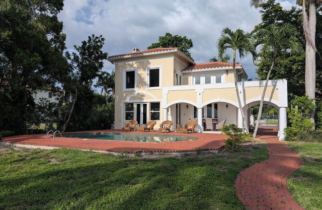 Villa Valencia - 3 Bedroom on the River with a Pool