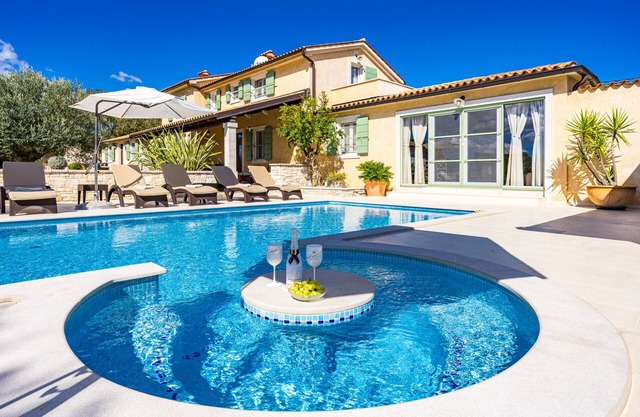 Villa Vlacich for 8 people near Labin - Rabac with heated pool & sea view - only 2 km from the beach