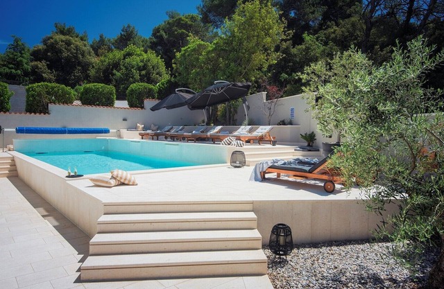 Villa VOGUE with pool 300m from the beach near Pula