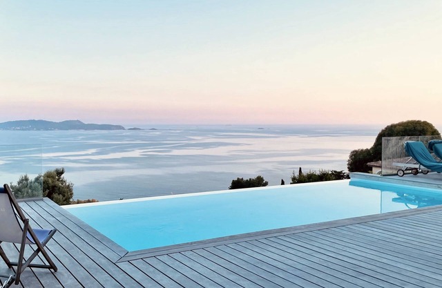 Villa vue mer Exceptionnelle , Piscine à Débordement Face à Giens