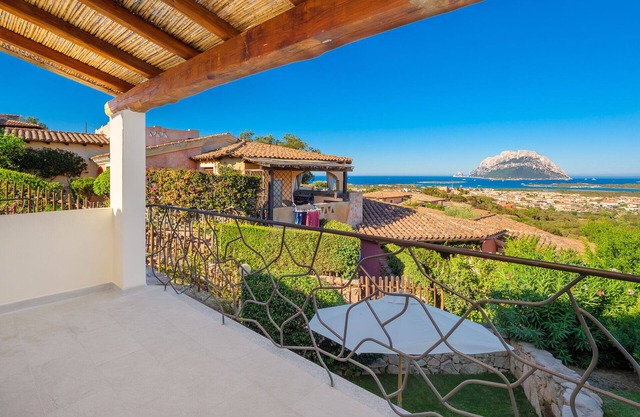 Villa w/Breathtaking View | Private Garden | BBQ | Wifi