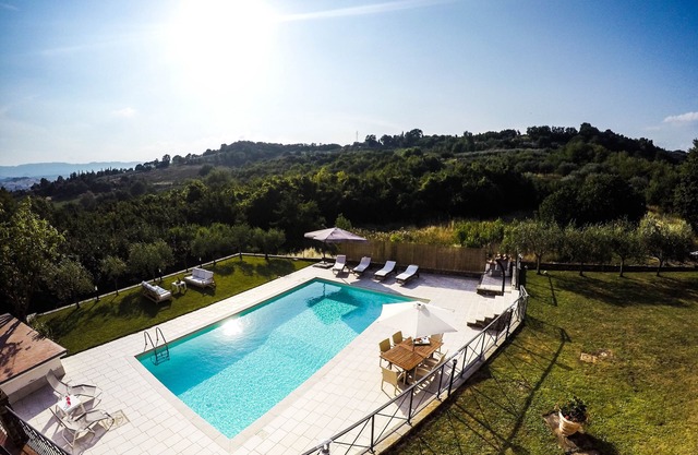 Villa with pool, 6 beds and 2 bathrooms with free wifi
