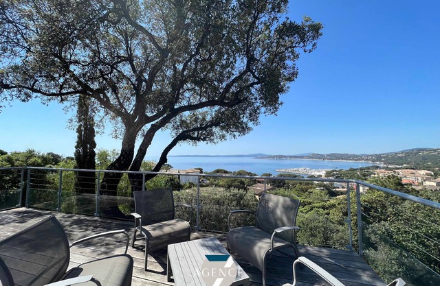 Villa with panoramic sea view, close to the village and port of Les Issambres!