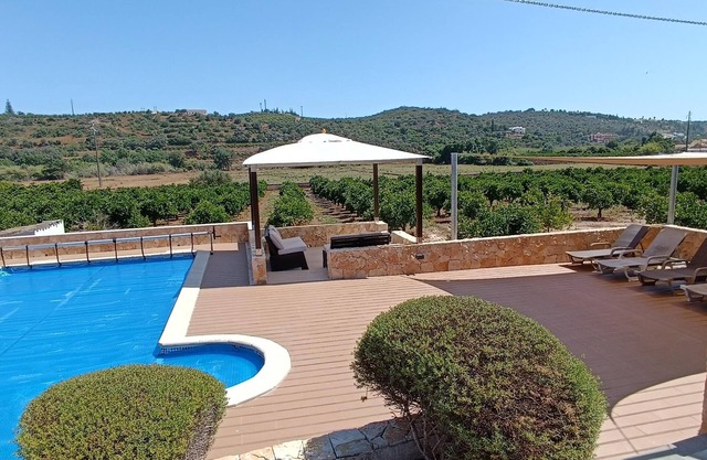 Villa with 3 bedrooms, 3 bathrooms, ac, wifi. Parking.