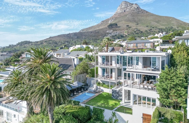 Villa with a heated pool 400m from Camps Bay beach