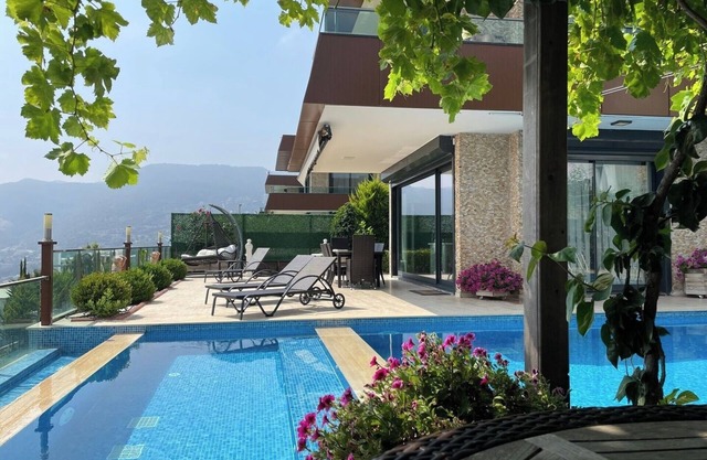 Villa with a View and Pool