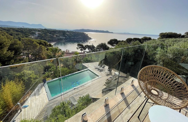 Villa with exceptional sea view and direct beach access