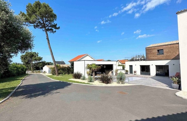Villa with sea view at the foot of the Golf course