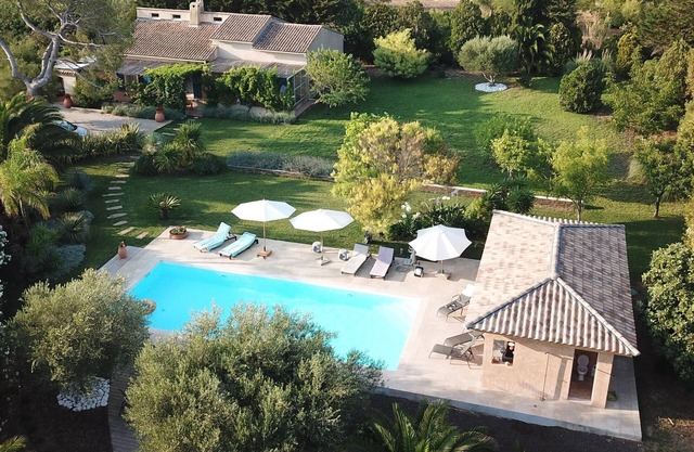 Villa with large pool, in landscaped garden, at walking distance from the beach