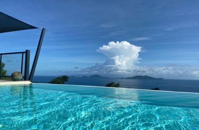 Villa with heated infinity pool and sea view