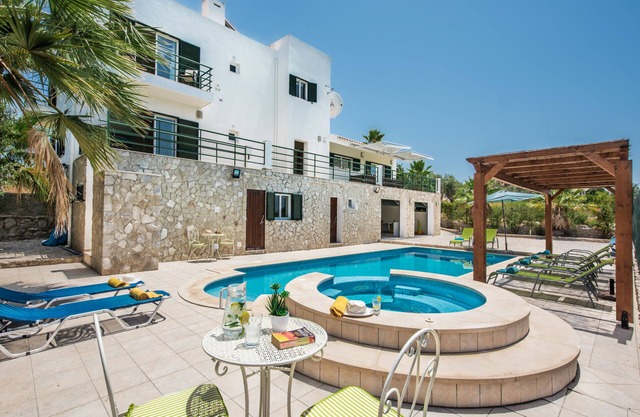 Villa with Heated Pool, Tennis Court, Jacuzzi, Games Room, WIFI and AC