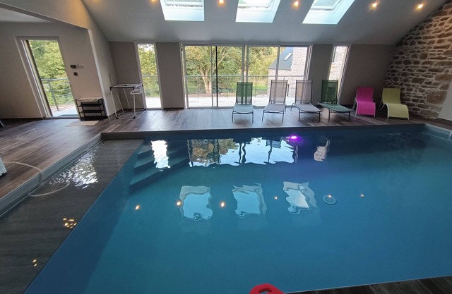 Villa with indoor swimming pool, shops 700 m , beaches 3 km . A little paradise!