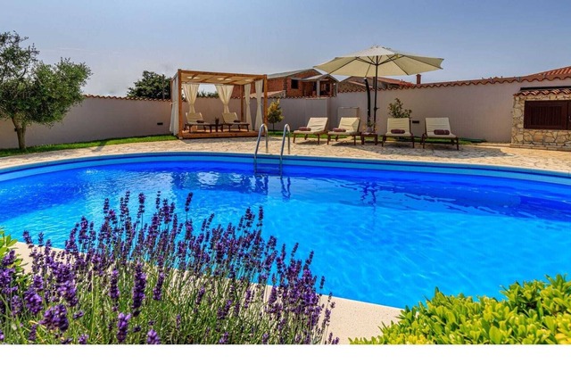 Villa with large garden and pool, ideal for 8 people, only 10 minutes from Pula