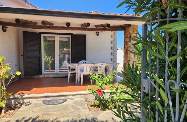 Villa with parking and veranda, 900 m from the beach - San Teodoro