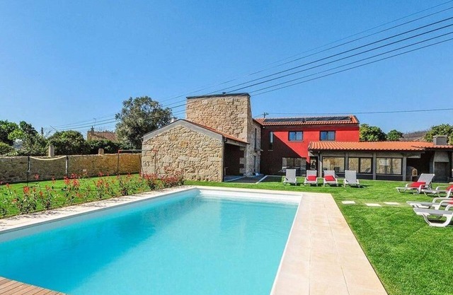 Villa with plenty of space and pool in Vila Cova
