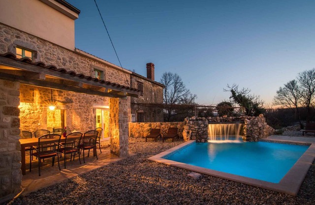 Villa with pool and air conditioning