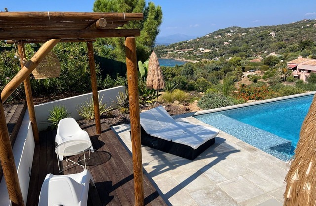 Villa with pool and sea view, 5-minute walk from the beach. Relaxation and luxury!