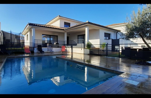 Villa with pool close to the beach
