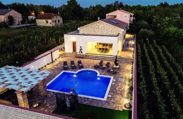 Villa with pool, in the heart of the vineyards, 800 meters from the sandy beach