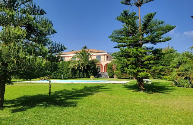 Villa with pool surrounded by greenery with large outdoor spaces, Lemon suite