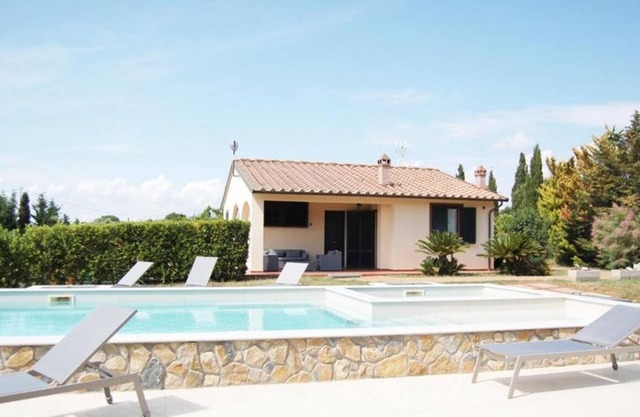 Villa with private pool in Tuscany 10 minutes from the sea