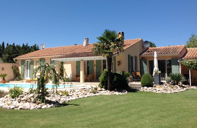 Villa with private pool close to the village and near Ventoux