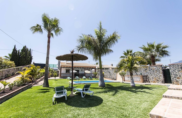Villa with private pool, 800 m² plot, mountain and sea views