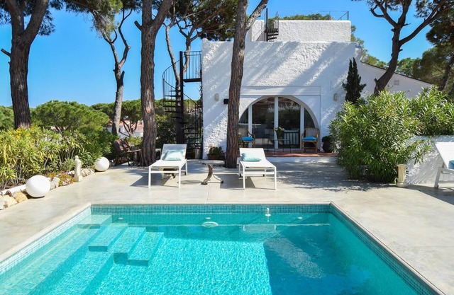 Villa with private pool very close to the beach.Capacity 8 people. Wifi.