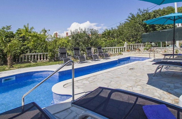 Villa with private swimming pool and garden for up to 10 people