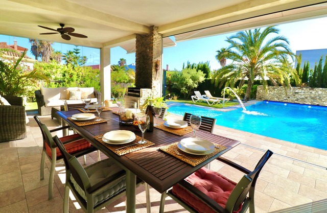 Villa with sea-view on an idyllic beach of Roche near various Golf Courses