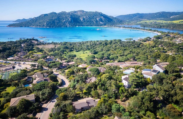 Villa with sea view and SANTA GIULIA beach on foot in 5 minutes