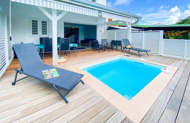Villa with sea view and private dock (MQRO11)