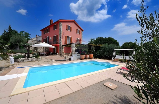 Villa with sea view and pool