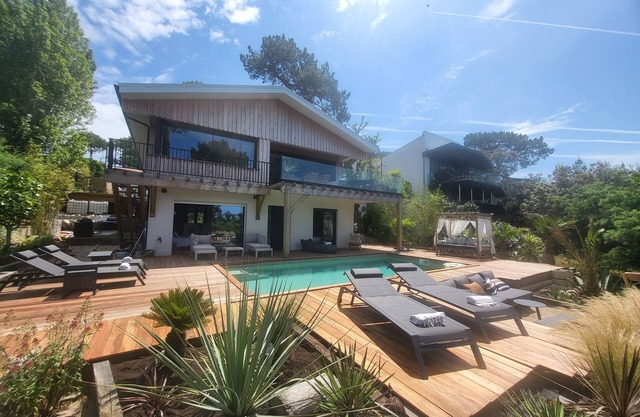 Villa with swimming pool and panoramic view in Pyla, 6' walk from the beach.