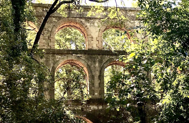 Villa with swimming pool near the aqueduct of Balouviere
