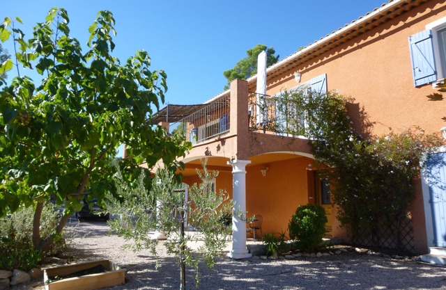 Villa with swimming pool in an authentic village of Center Var (Lorgues)