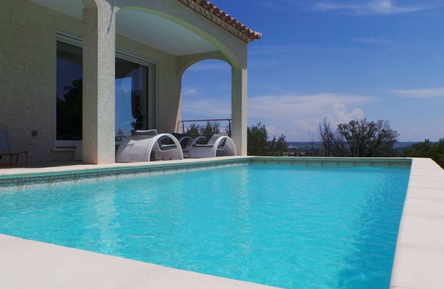 Villa with swimming pool, bowling green and panoramic view