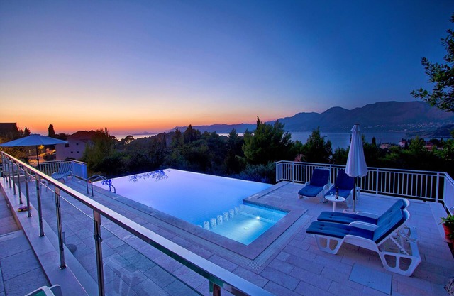 Villa with swimming pool and sea view of Cavtat bay and Dubrovnik