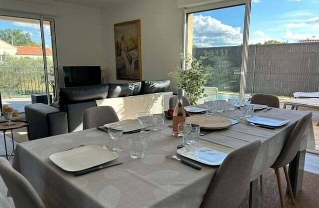 Villa with swimming pool/6 people