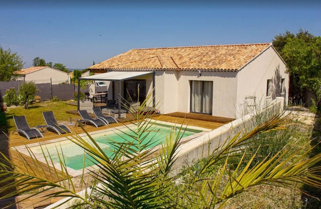 Villa with swimming pool in the heart of the Luberon Natural Park