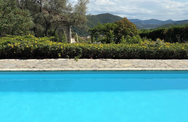 Villa with swimming pool in the hills above Lodève