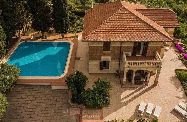Villa with swimming pool, jacuzzi and tennis, in front of the Aeolian Islands