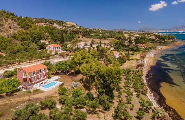 Villa with two separate apartments right by the sea with great views
