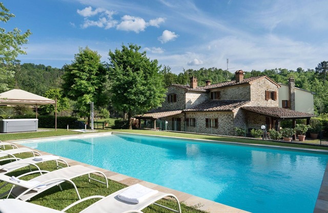 Villa with WIFI, A/C, hot tub, private pool, TV, patio, panoramic view, parking, close to Arezzo