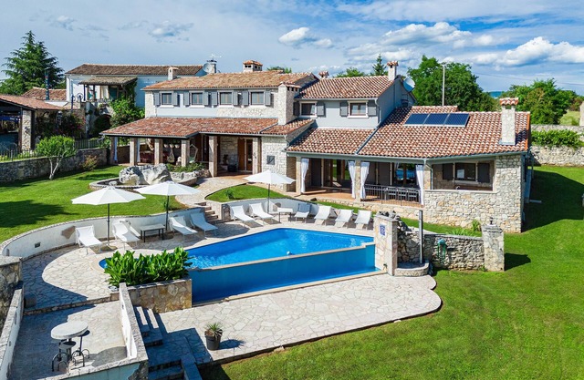 Villa Zanetto, 510m2 villa with sauna, indoor & outdoor pool, 3,500m2 natural plot
