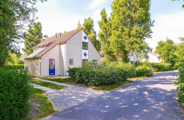 Villa Zeewind: Homely and attractive adult only vacation home with sauna and spacious garden in Julianadorp aan Zee